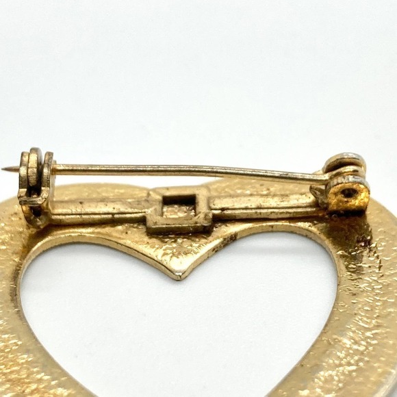 Gold Tone Ribbed Openwork Heart Wreath Brooch - Picture 4 of 5